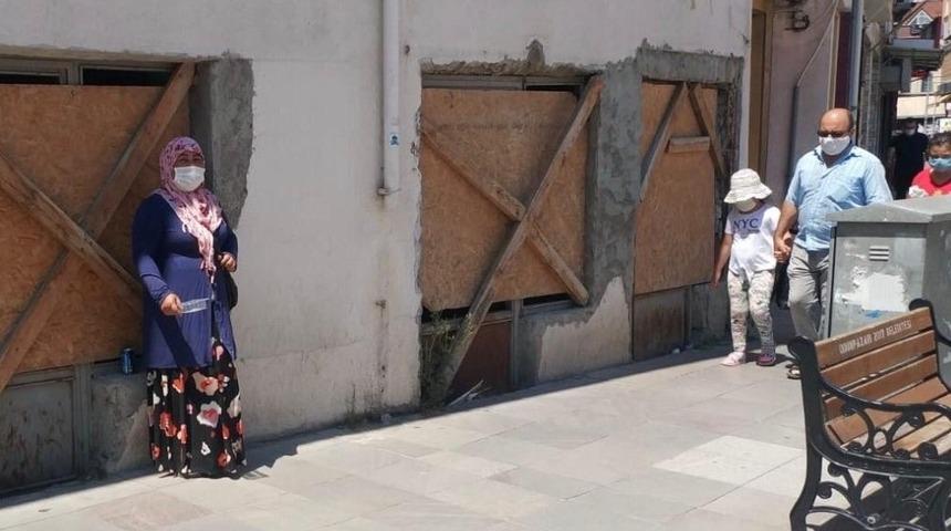 Sokaklarda maskeli dilenciler