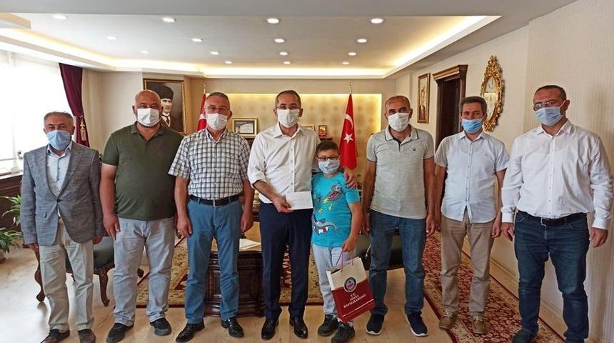 Ödüllerini Tosya Kaymakamı Verdi