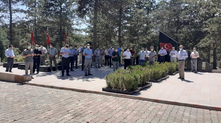 Din g&ouml;revlileri şehitliği ziyaret etti