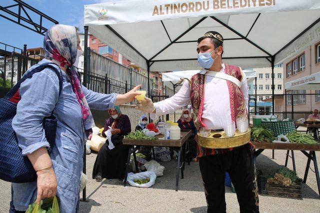 Altınordu’da pazara gelenlere limonata ikramı