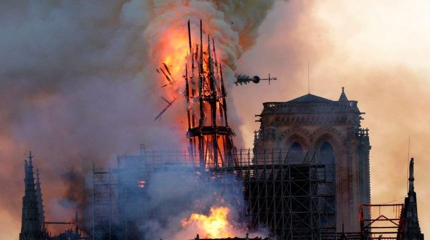 Notre-Dame Katedrali'nin yangında yıkılan çan kulesinin orijinal şekli korunacak