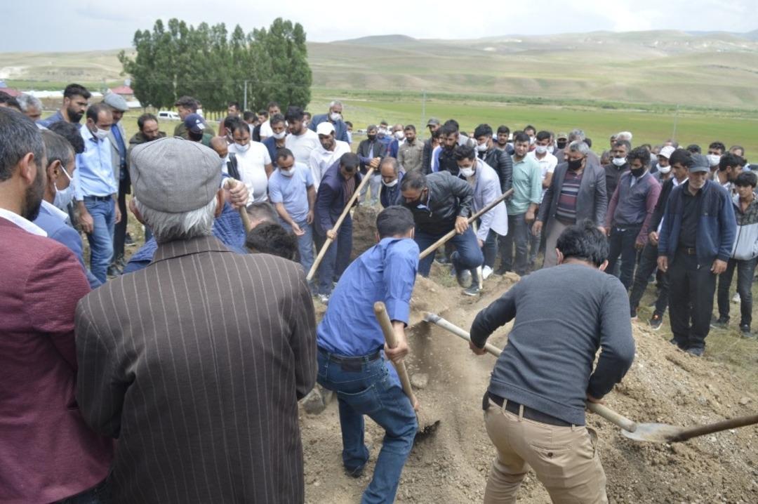 Cezayir&rsquo;de iş kazasında hayatını kaybeden Ağrılı iş&ccedil;iler toprağa verildi