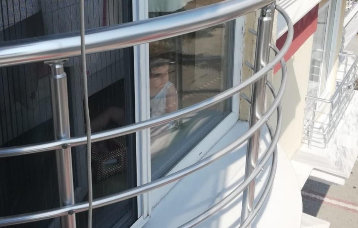 &Ccedil;ocukları evde  mahsur kalan daireye, itfaiye ekipleri balkondan girdi