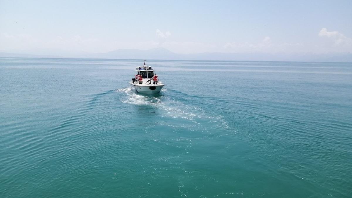 Van G&ouml;l&uuml;&rsquo;nde batan teknedeki cenazelerin &ccedil;ıkarılmasına ara verildi