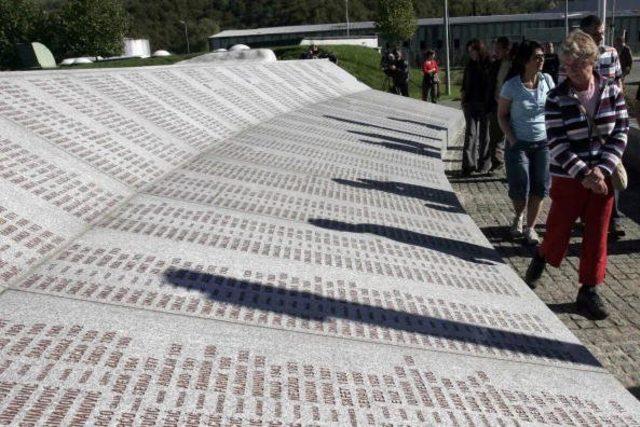 Bir grup Hollandalı barışgücü askeri, Ekim 2007'de Srebrenitsa'daki anıtı ziyaret etmişti