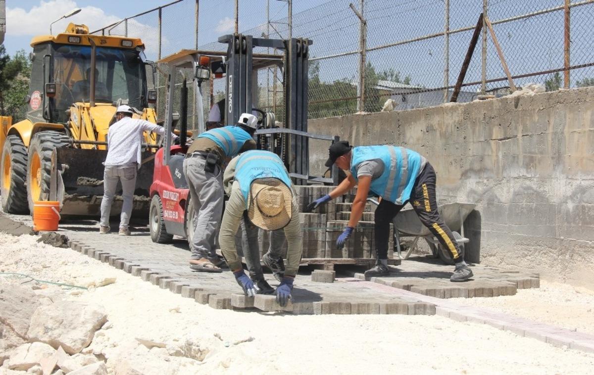 Eyy&uuml;biye Belediyesi yol yapım &ccedil;alışmalarını s&uuml;rd&uuml;r&uuml;yor