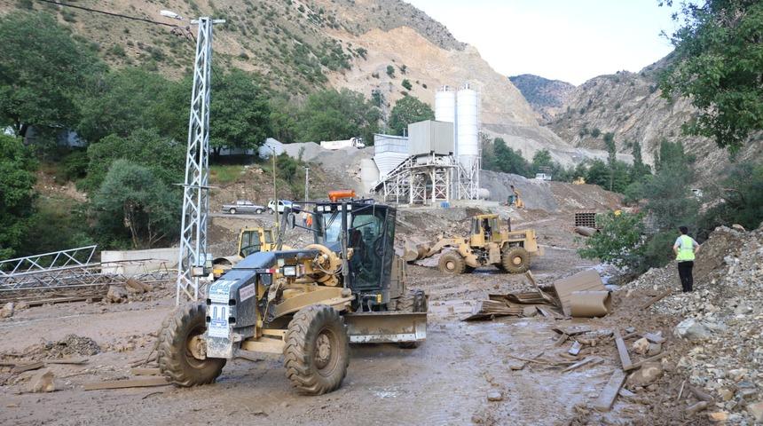 Erzurum'da dere taştı, 1 iş makinesi devrildi, 15 araç mahsur kaldı