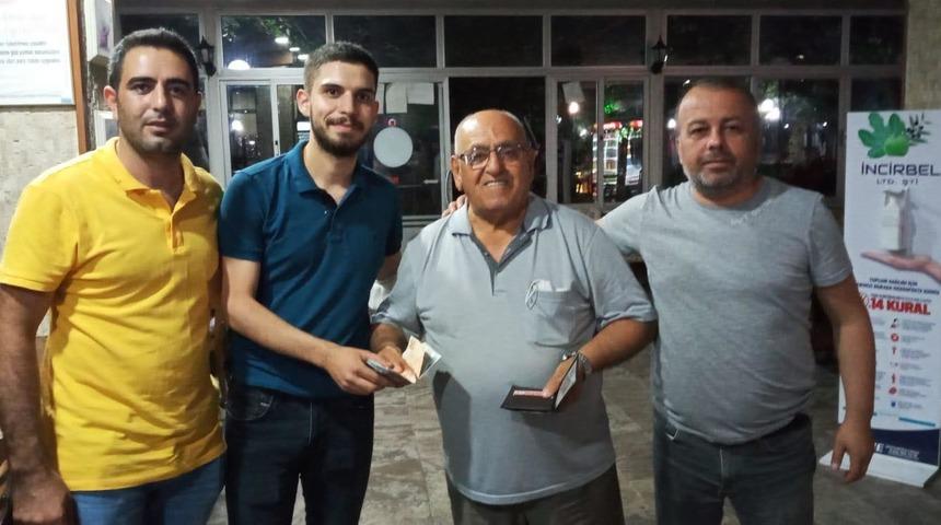 Garsonlar, buldukları parayı sahibine teslim etti