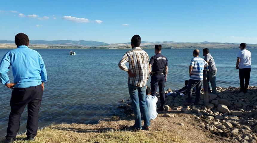 Çorum'da çocuğu için göle atlayan baba boğularak hayatını kaybetti