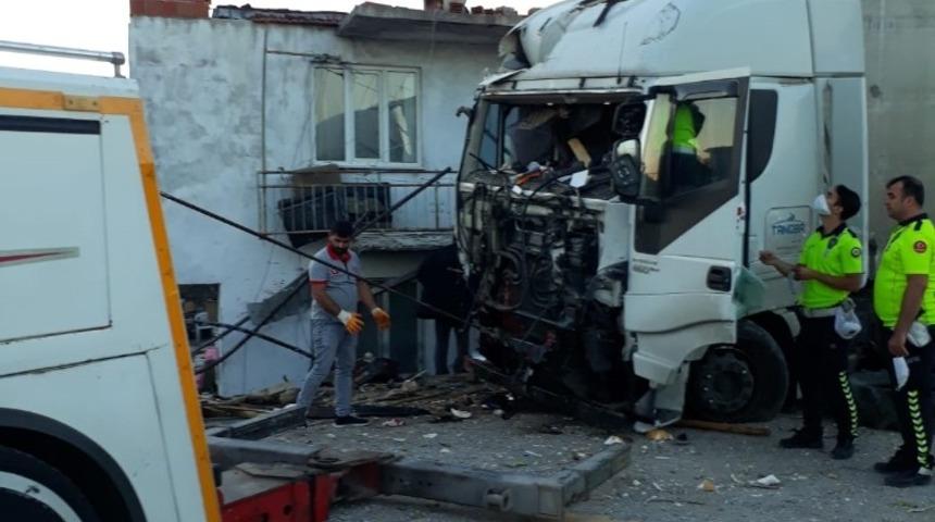 TIR kavun tezgahına girdi 1 &ouml;l&uuml;