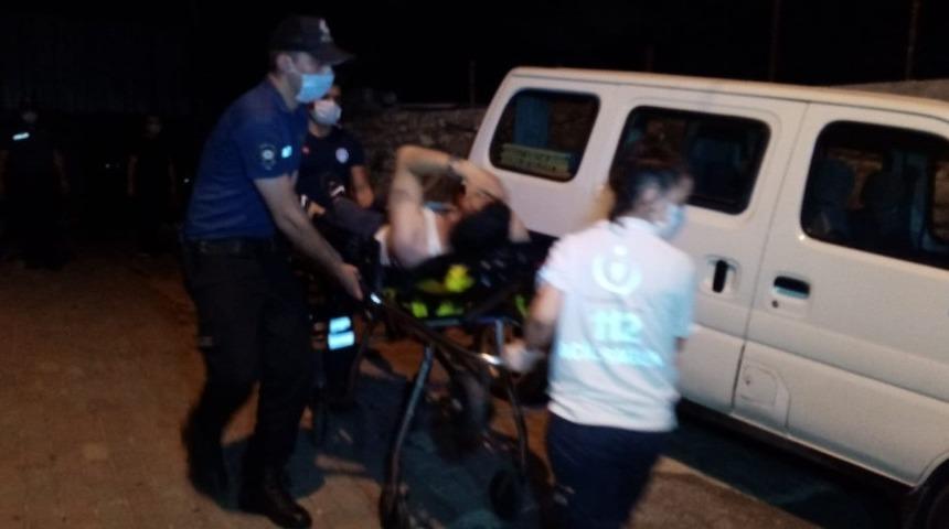 Fatih&rsquo;te &ccedil;ıkmaz sokakta iki erkek şahıs silahla vurulmuş halde bulundu