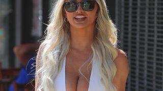 Lindsey Pelas kabına sığmadı