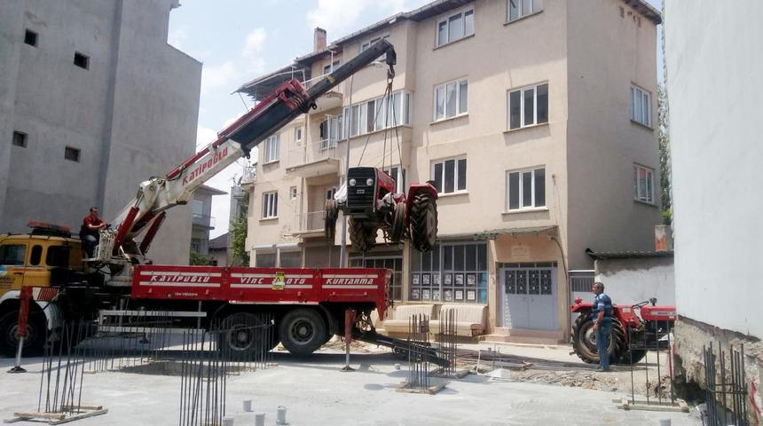 2 trakt&ouml;r, garajdan 38 yıl sonra vin&ccedil;le &ccedil;ıkarıldı