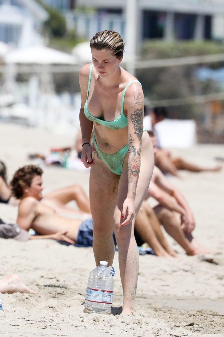 Ireland Baldwin'in bikinisi küçük geldi  G5