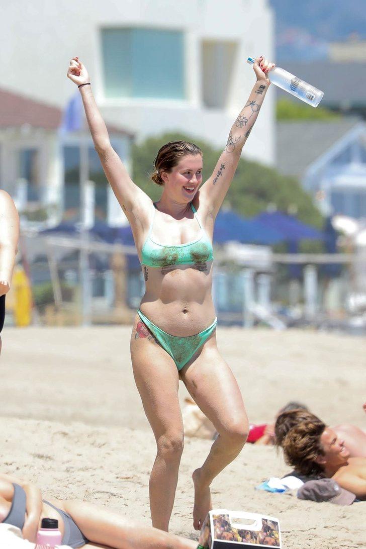 Ireland Baldwin'in bikinisi küçük geldi  G2