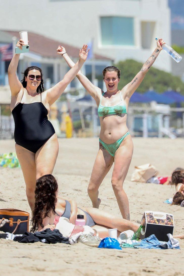 Ireland Baldwin'in bikinisi küçük geldi  G3