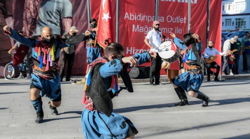 Mamak’ta sosyal mesafeli gösteri