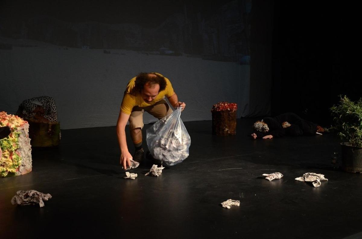 Kuşadası Belediye Tiyatrosu 5 ay sonra tekrar perdelerini a&ccedil;tı