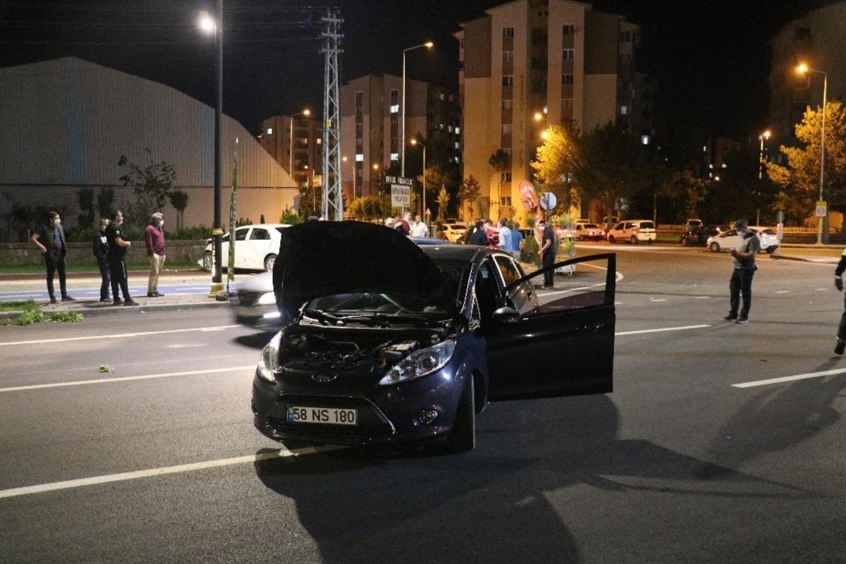 İki otomobil &ccedil;arpıştı: 2 yaralı