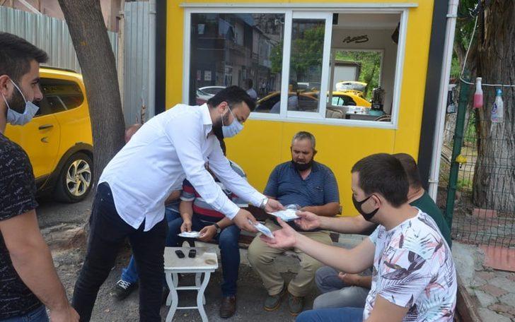 Kars AK Parti Genlik Kolları vatandaşlara maske dağıttı G1