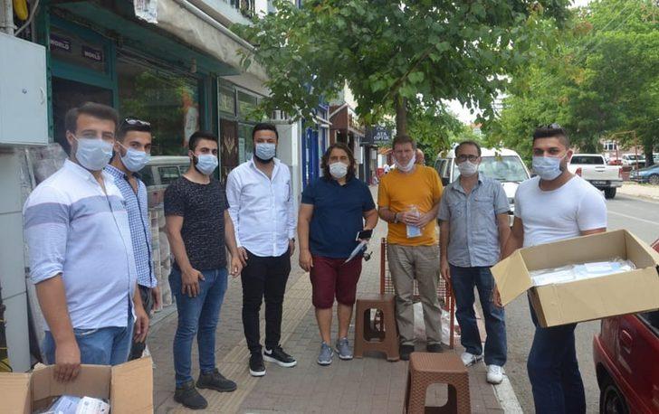 Kars AK Parti Genlik Kolları vatandaşlara maske dağıttı G2