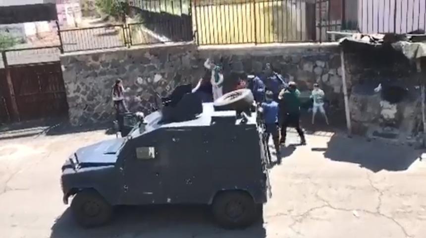 &Ccedil;ocuklarını bı&ccedil;akla rehin alan baba, biber gazıyla etkisiz hale getirildi