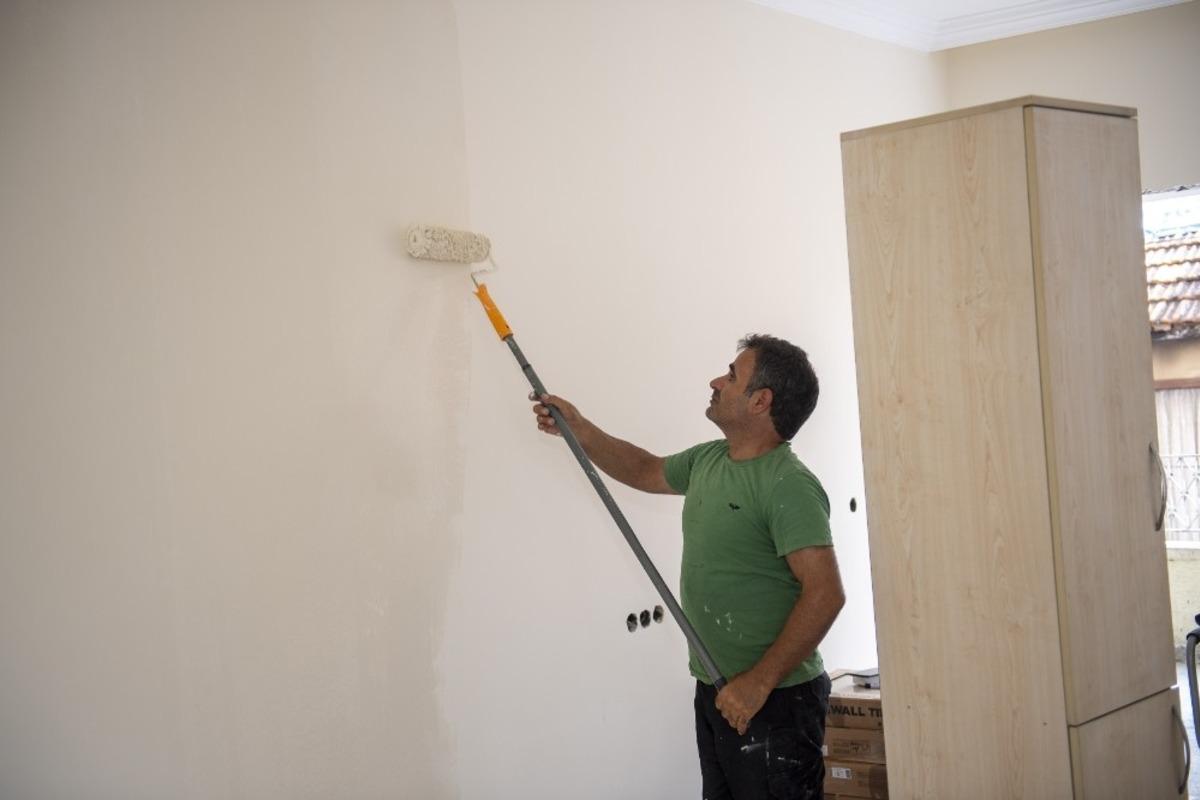 Mersin&rsquo;de yangın mağduru vatandaşların evleri belediye tarafından onarılıyor