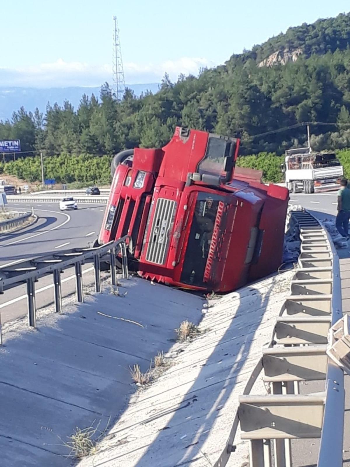 &Ccedil;imento y&uuml;kl&uuml; kamyon devrildi
