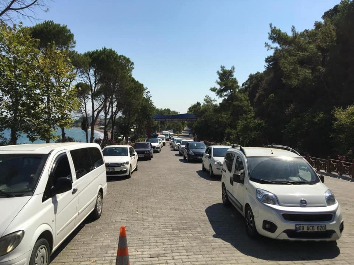 G&uuml;n&uuml;birlik tatilciler milli parka girmek i&ccedil;in sabah 6&rsquo;da kuyruğa girdiler
