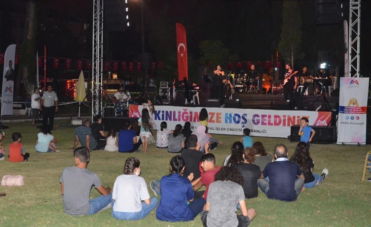 Mersin&rsquo;de &rsquo;sandalyeni kap gel&rsquo; konserleri