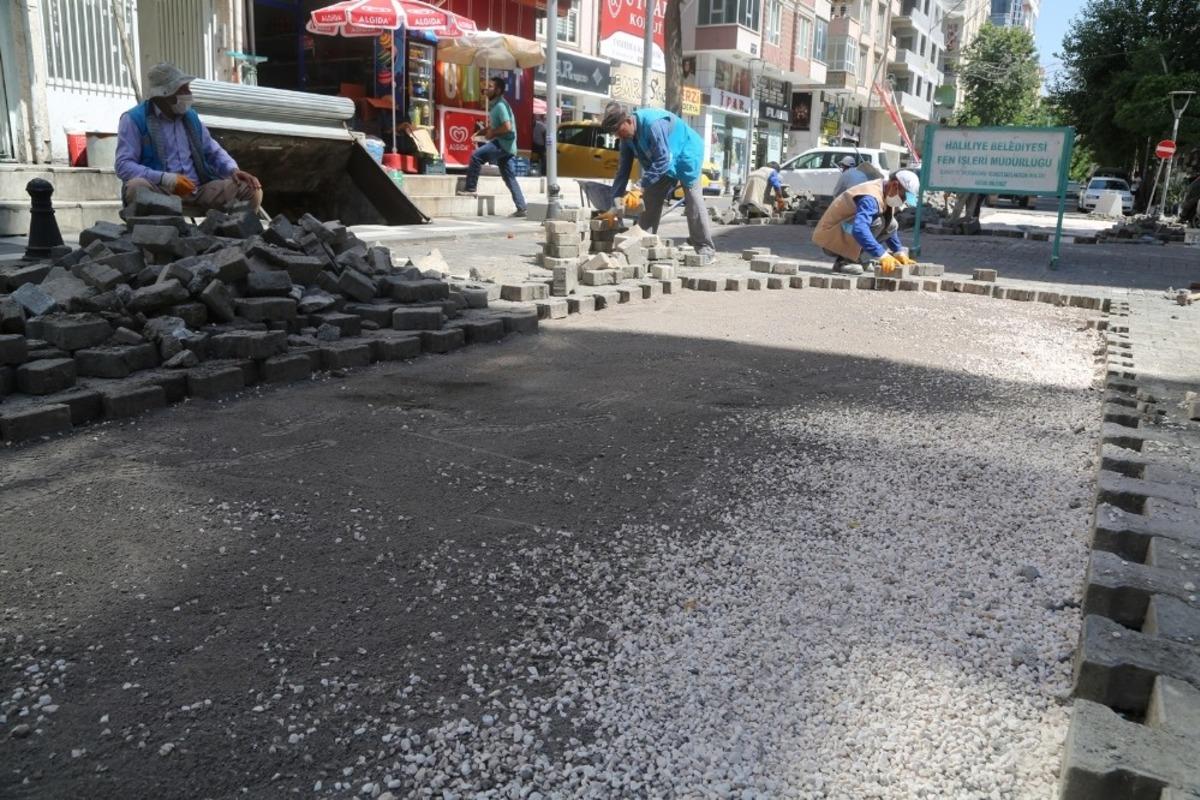 Merkez ve kırsalda parke d&ouml;şemesi s&uuml;r&uuml;yor