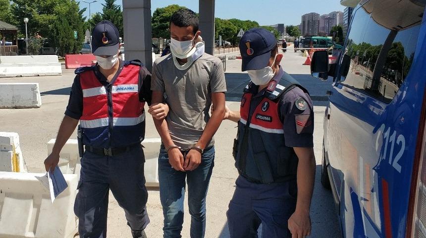 Kavga ettiği kişinin aracını &ccedil;alıp intikam i&ccedil;in camlarını kırdı