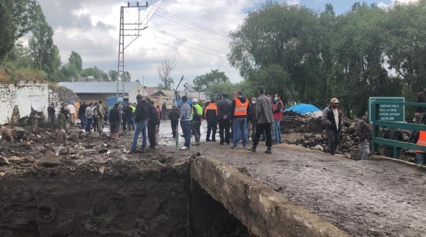 Kars'ta selin vurduğu k&ouml;y savaş alanına d&ouml;nd&uuml;