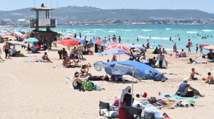 Ilıca Plajı'na hafta sonu akını! Maske ve sosyal mesafe unutuldu
