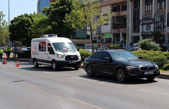 İzmir'in Karabağlar ilçesinde otomobilin çarptığı yaya yaşamını yitirdi