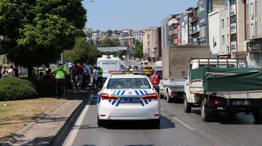 İzmir'de otomobilin &ccedil;arptığı kişi hayatını kaybetti