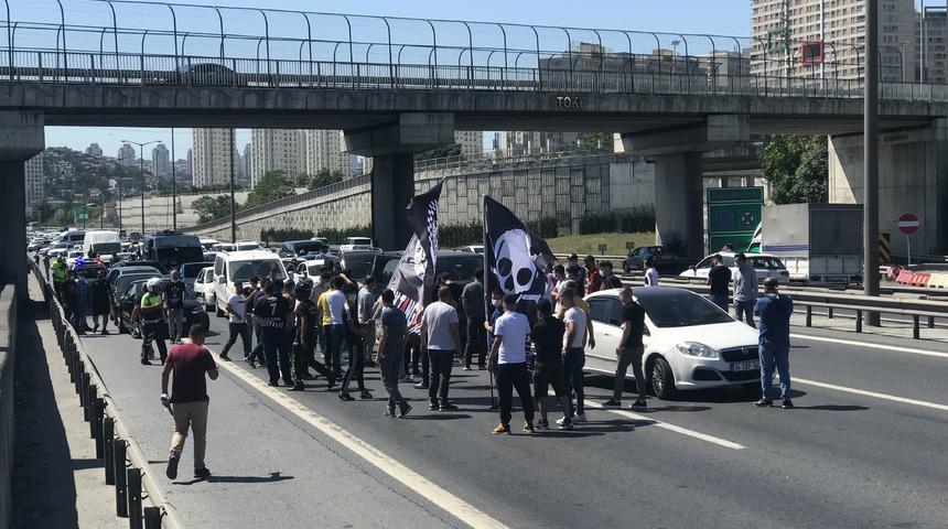 TEM Otoyolu'na çıkıp trafiği kapattılar! Sebebiyse...