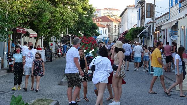 Tatilcilerin akın ettiği Bozcaada'da esnaf mutlu, halk tedirgin