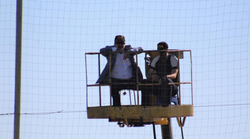 Adana Demirspor başkanı Murat Sancak cezası nedeniyle maçı vinç üzerinde izledi!