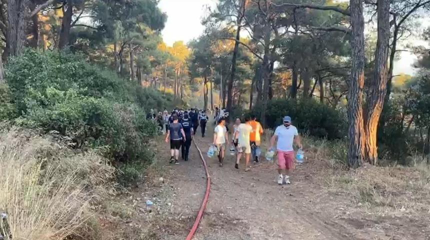 Vatandaşlar Heybeliada’daki orman yangınına bidonlarla su taşıdı