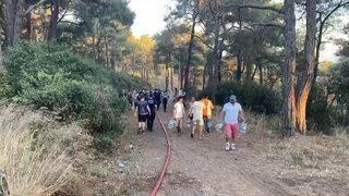 Vatandaşlar Heybeliada’daki orman yangınına bidonlarla su taşıdı