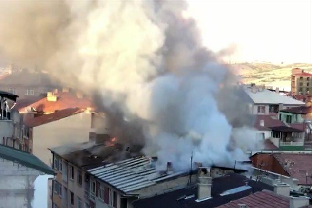 Elazığ'da boş binanın çatısında çıkan yangın söndürüldü