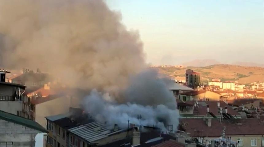 Elazığ'da boş binanın &ccedil;atısında &ccedil;ıkan yangın s&ouml;nd&uuml;r&uuml;ld&uuml;