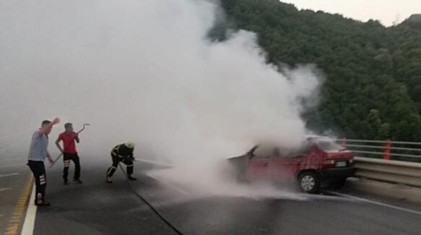 Seyir halindeki araç bir anda yanmaya başladı