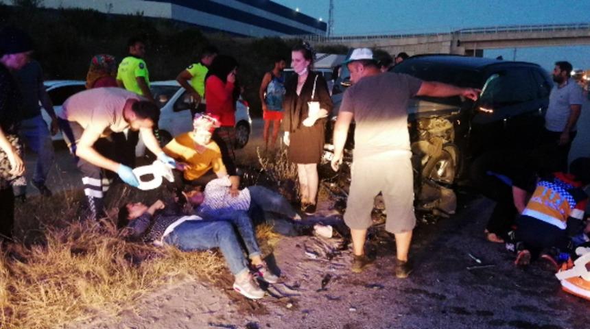 Ters yöne girip kafa kafaya çarpıştılar! Ortalık savaş alanına döndü