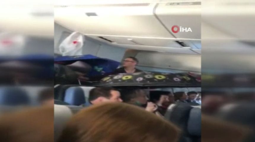 Rusya’da uçakta şemsiye ile yolculuk yaptılar