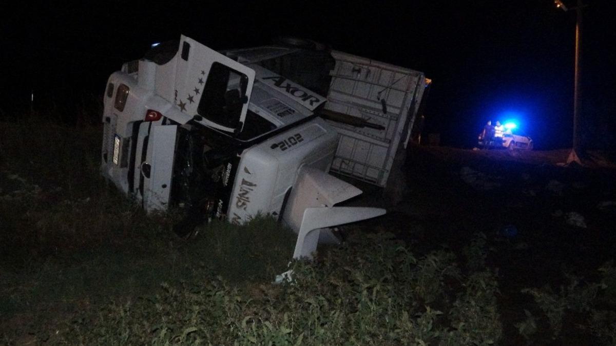 Uşak&rsquo;ta kum y&uuml;kl&uuml; tır devrildi