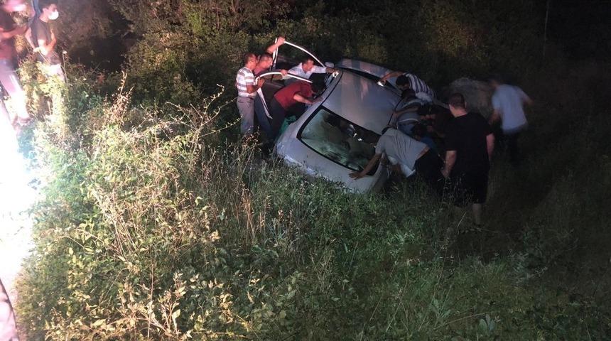 Karab&uuml;k'te TIR'a &ccedil;arpan otomobil yoldan &ccedil;ıktı: 1&rsquo;i ağır 2 yaralı