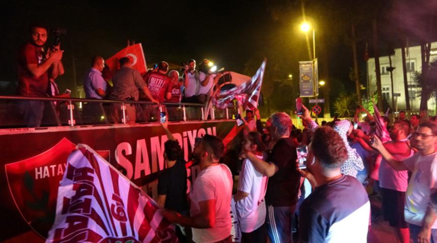 Şampiyon Hatayspor&rsquo;a coşkulu karşılama