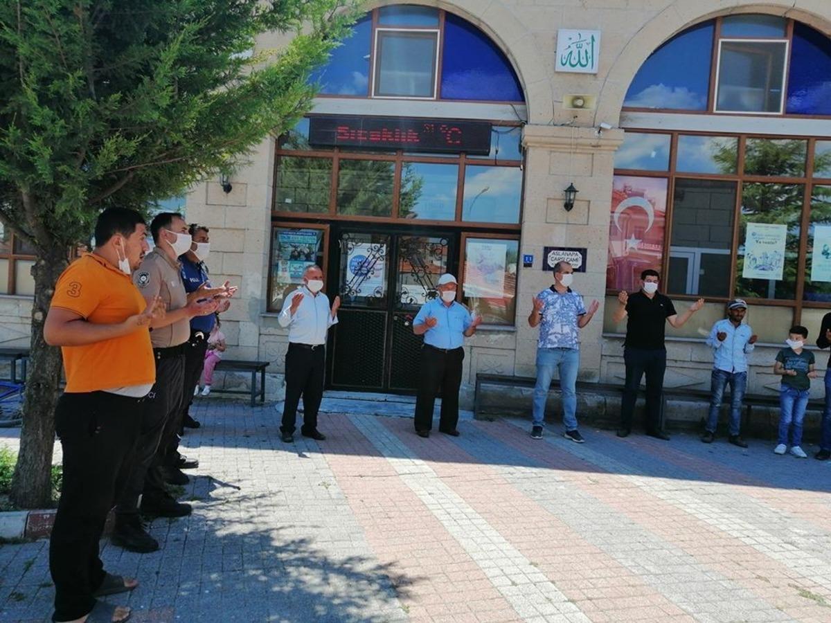 Ayasofya Camii i&ccedil;in lokma dağıtıldı
